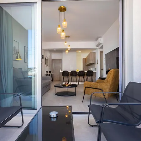 Hall Apartment *